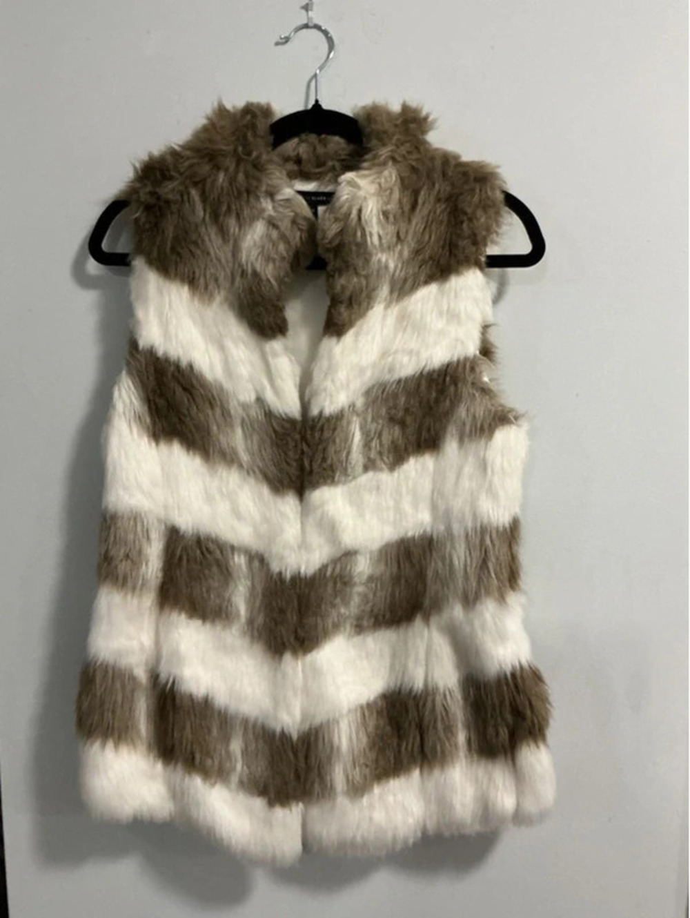 White House Black Market Faux Fur Vest R27